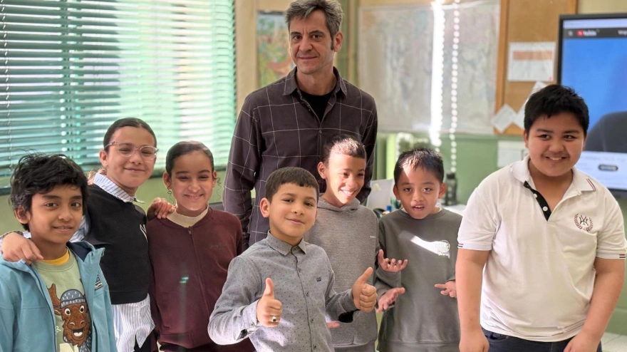 El profesor Tomás y sus alumnos del aula enlace