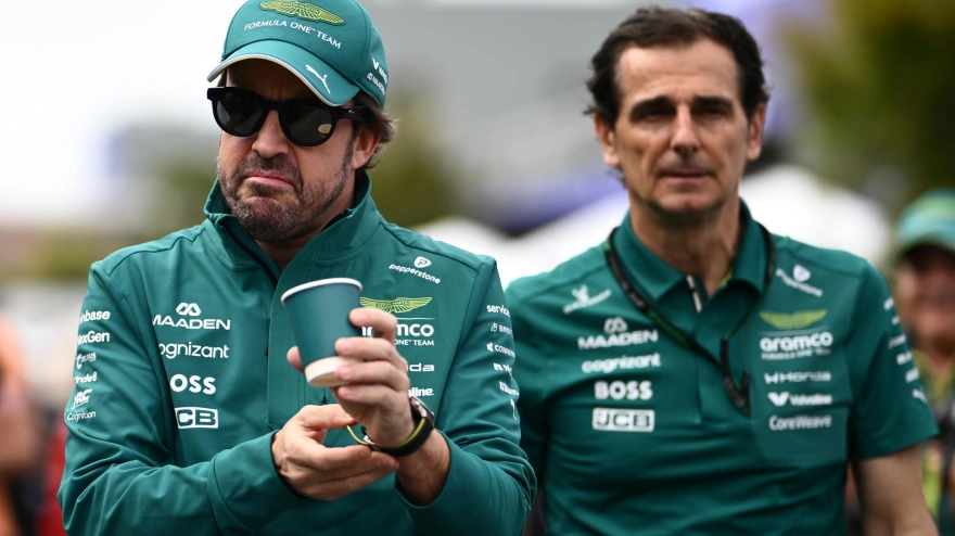 Fernando Alonso camina por el circuito de Albert Park durante la jornada de este sábado.