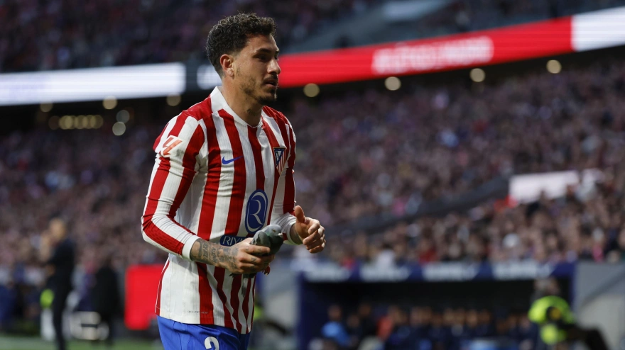 Giménez retira a una paloma del Atlético-Real Sociedad