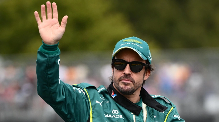 El piloto asturiano saluda al público de Albert Park durante la previa del GP de Australia.