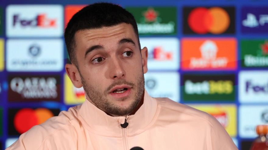 Joan García en rueda de prensa previa al partido Newcastle - Barcelona