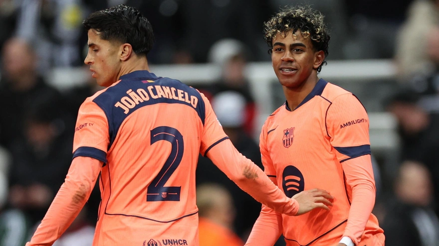 Lamine Yamal celebra con Cancelo el gol del empate en el Newcastle - Barcelona