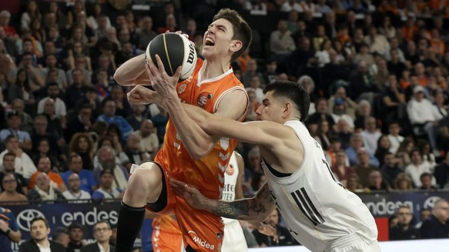 De Larrea recibe una dura y polémica falta de Deck