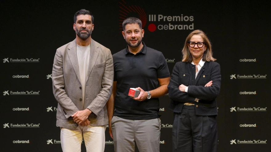 La agencia canaria Una Hora Menos ha sidogalardonada con el Bronce en la categoría “Creación de Marca - Gran Empresa” en los III PremiosAEBRAND 2026