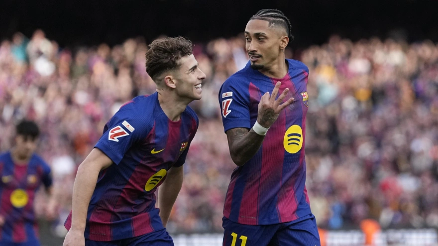 Raphinha celebra su tercer gol en el Barcelona-Sevilla