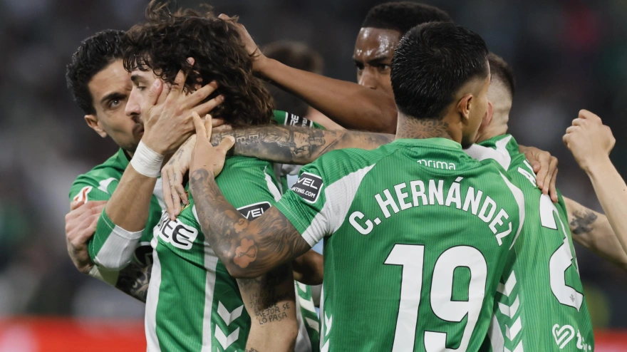 El defensa del Betis Héctor Bellerín (i) celebra su gol con sus cmpañeros durante del partido de la jornada 28 de LaLiga que Real Betis y Celta de Vigo disputan este domingo en el estadio de La Cartuja, en Sevilla. El defensa del Betis Héctor Bellerín (i) celebra su gol con sus cmpañeros durante del partido de la jornada 28 de LaLiga que Real Betis y Celta de Vigo disputan este domingo en el estadio de La Cartuja, en Sevilla.