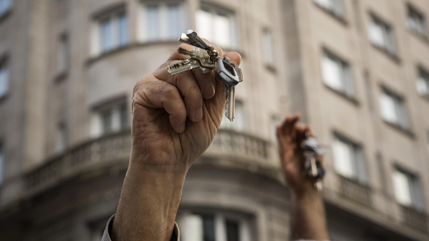 (Foto de ARCHIVO)Una persona muestra sus llaves durante una manifestación para exigir medidas por una vivienda digna, a 21 de marzo de 2026, en Vigo, Pontevedra, Galicia (España). La movilización ha sido convocada por ‘Alianza por la vivienda’, una organización integrada por asociaciones sociales, vecinales, ecologistas y sindicatos, bajo el lema ‘Por el derecho a techo’.Adrián Irago / Europa Press21 MARZO 2026;VIVIENDA;MANI;PROTESTA;PROPIEDAD;PRECIO;DERECHO A TECHO;LLAVES;21/3/2026