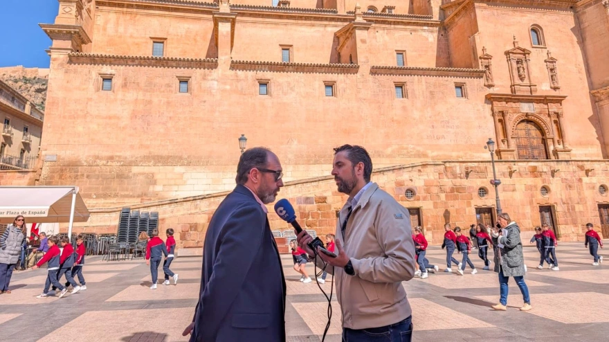 Momento de la entrevista con José María Campoy, presidente del Paso Negro de Lorca