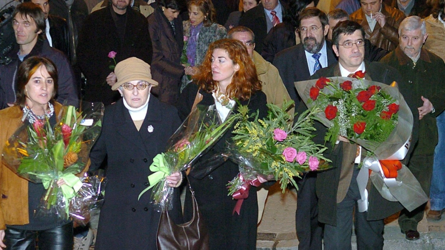 Estíbaliz Garmendia, viuda de Joseba Pagazaurtundua, jefe de la Policía Local de Andoain asesinado por ETA, junto a la madre y la hermana del fallecido, Pilar Ruiz y Maite Pagazaurtundua, y el entonces secretario general de los socialistas vascos, Patxi López (izda-dcha primera fila)