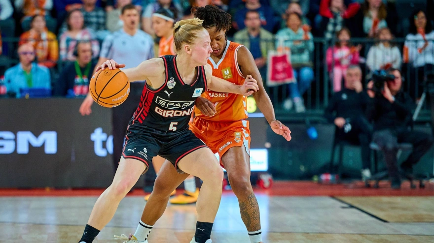 March 22, 2026, Valencia, Spain: Klara Holm of Spar Girona and Yvonne Anderson of Valencia Basket Club seen in action during the Spanish Women's Basketball League, Liga Femenina Endesa, gameday 25 between Valencia Basket Club and Spar Girona at Roig Arena. Final scores:  Valencia Basket Club 71-74 Spar Girona (Credit Image: © David Pastor Andres/SOPA Images via ZUMA Press Wire)