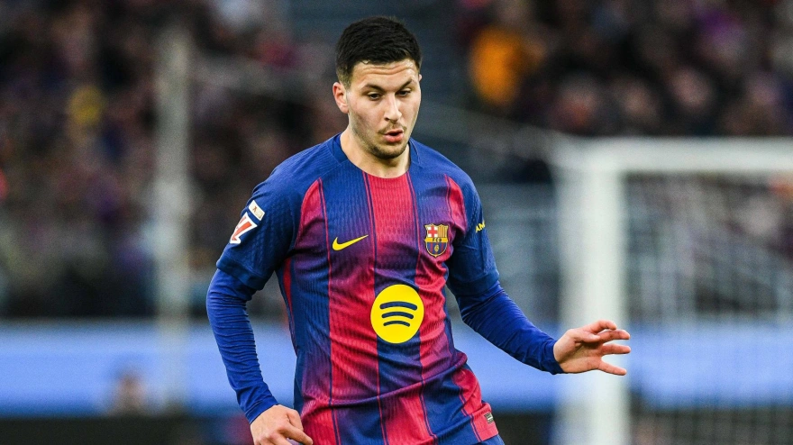 Roony Bardghji jugando un partido con el Barcelona esta temporada