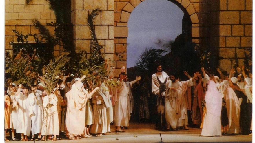 esta representación combina tradición y recursos escénicos innovadores, convirtiéndose en una alternativa igualmente imprescindible.