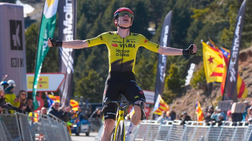 Vingegaard celebra su victoria en la llegada en alto a La Molina.