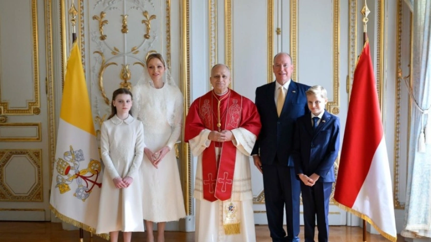 El papa junto a la familia real