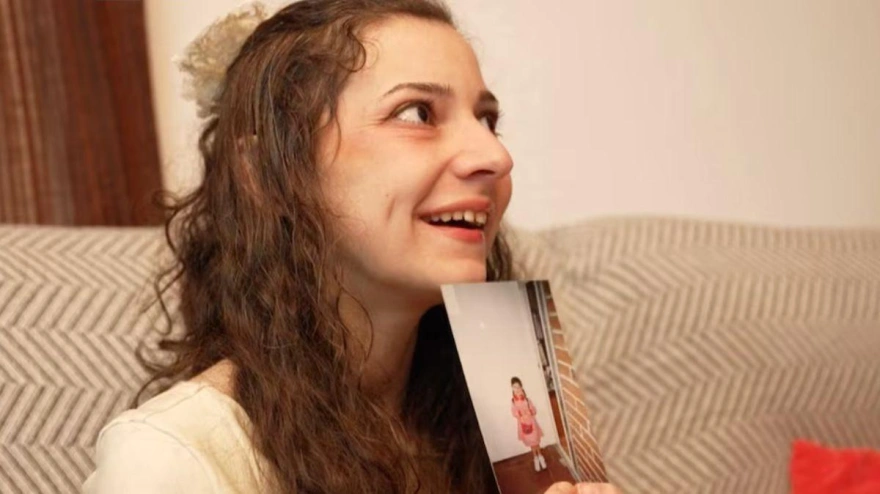 Noelia Castillo sosteniendo una foto de la infancia