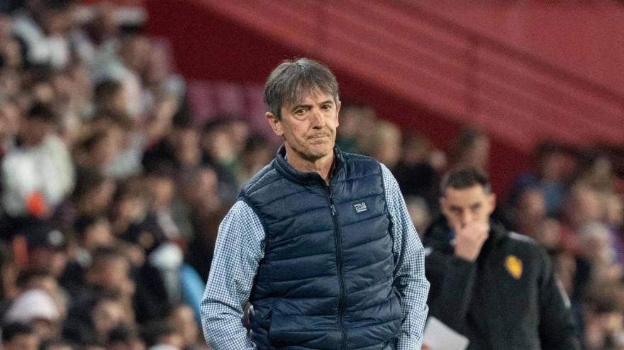 Pacheta en el banquillo del Granada durante un partido contra el Real Zaragoza
