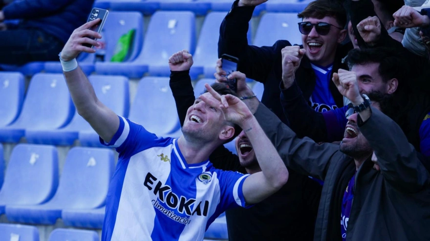 Toril celebra su gol con algunos aficionados.