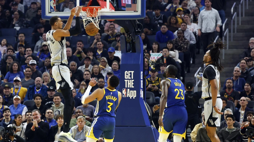 Wembanyama haciendo un mate en el partido contra los Warriors