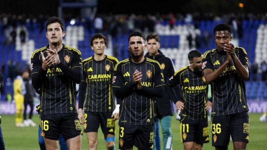 Los jugadores del Real Zaragoza saludan a los seguidores desplazados a Leganés