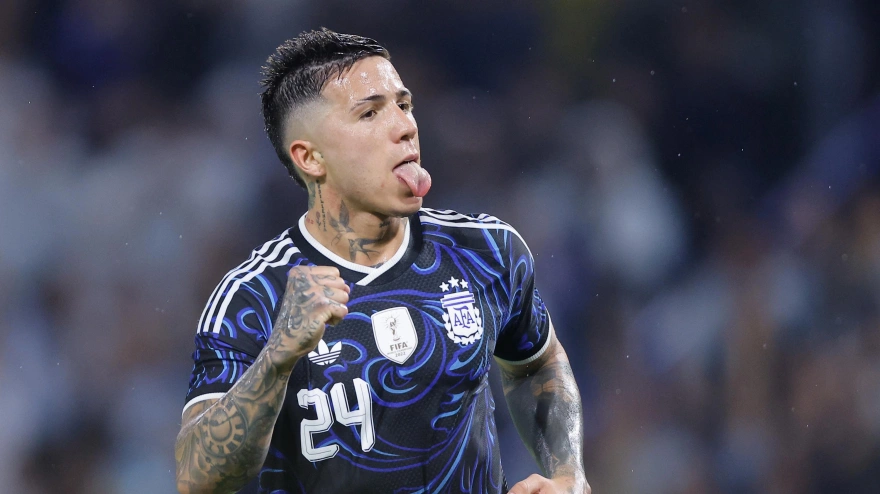Enzo Fernández, jugador del Chelsea en un partido con Argentina