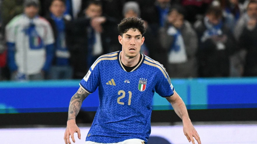 Alessandro Bastoni durante un partido con la selección italiana