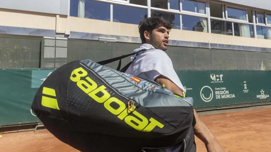 Carlos Alcaraz prepara la temporada sobre tierra batida en Murcia