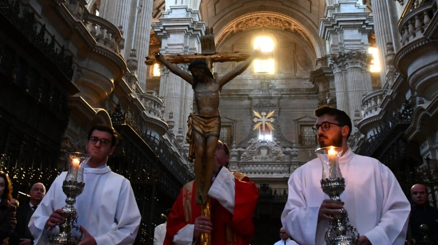 Jaén se postra ante la Cruz en un sobrecogedor Viernes Santo