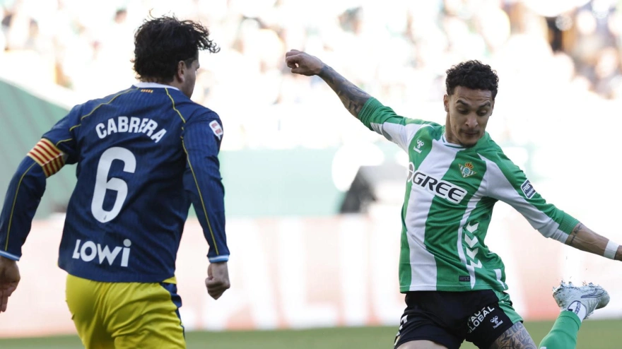 Antony intenta un disparo ante la defensa de Cabrera