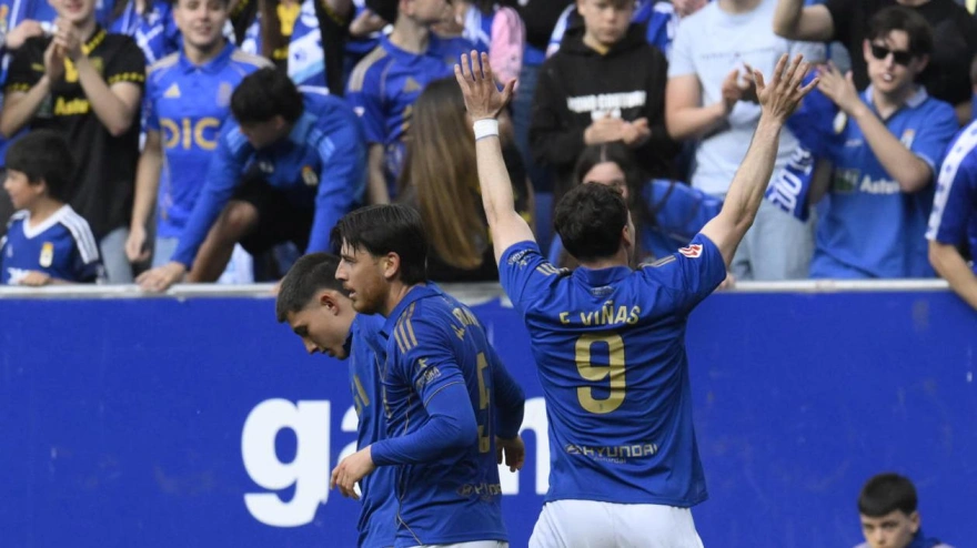 Fede Viñas celebra el gol del Real Oviedo contra el Sevilla