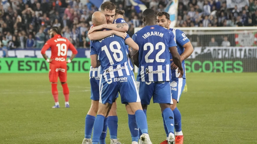 El delantero del Alavés Toni Martínez (2i) celebra junto a sus compañeros tras marcar el 1-1 durante el encuentro correspondiente a la jornada 30 de la Liga EA Sports que disputan este domingo Alavés y Osasuna en el estadio de Mendizorroza, en Vitoria.
