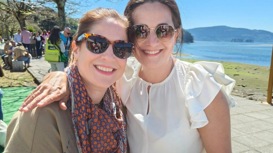 Mari y su amiga con la perla que encontraron en la Festa da Ostra de Arcade