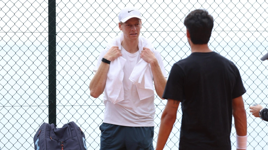 Alcaraz y Sinne hablan en el campo de entrenamiento de Montecarlo