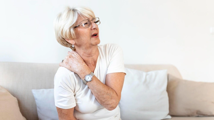 Una experta revela las claves para frenar la osteoporosis, el enemigo silencioso de la mujer en la menopausia