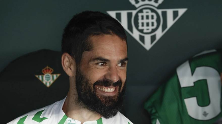 Isco Alarcón posa en el banquillo del Real Betis en un partido de esta temporada.