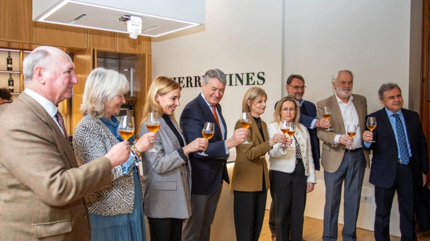 Autoridades en la inauguración del Aula Enogastronómica