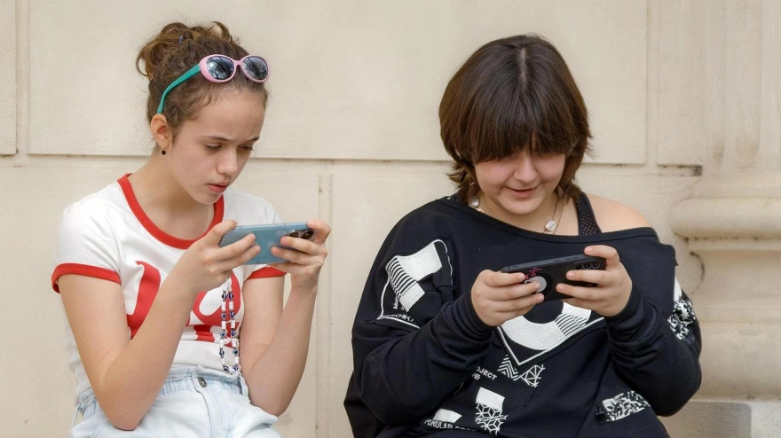 Niñas adictas a redes sociales