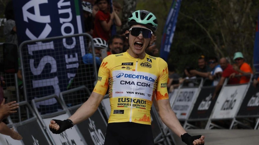 Paul Seixas celebra el triunfo en la segunda etapa de la Itzulia