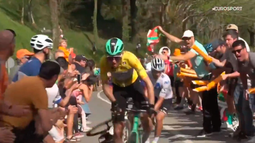 Caída de Javi Romo durante la etapa de la Itzulia