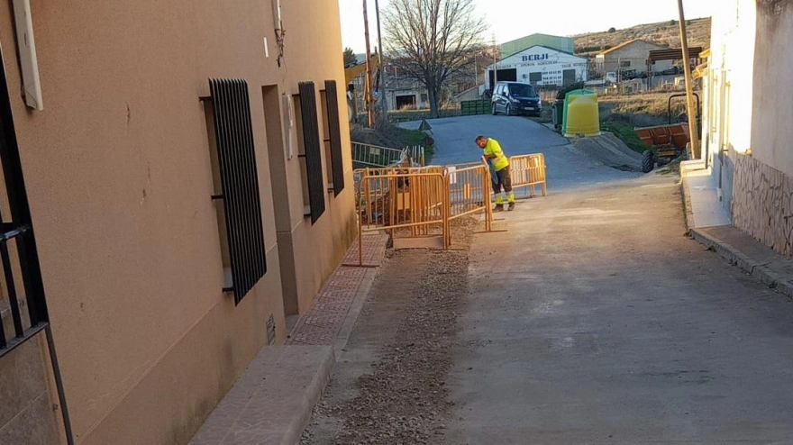 Un operario durante la reparación del firme de una calle en una de las pedanía de Lorca