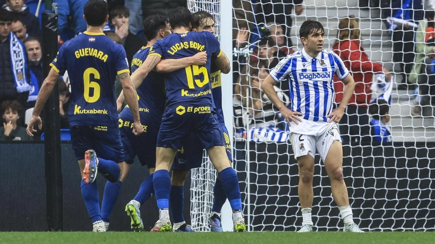 Lucas Boyé celebra su gol, en el Real Sociedad - Alavés