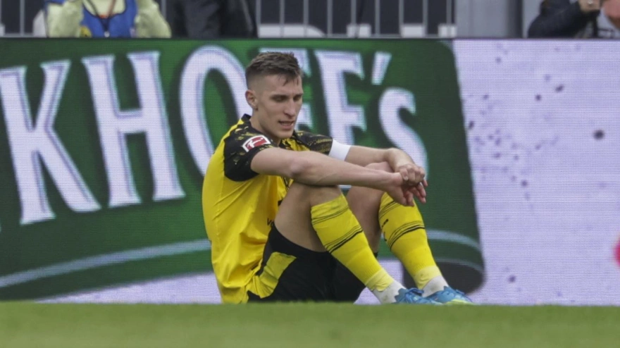 Nico Schlotterbeck, en el suelo durante el partido contra el Leverkusen de este sábado.