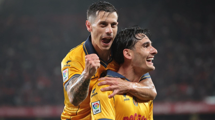 El jugador del Villarreal Sergi Cardona (i), celebra su gol contra el Athletic Club, durante el partido de la jornada 31 de LaLiga EA Sports entre el Athletic Club de Bilbao y el Villarreal CF, este domingo en el estadio de San Mamés.