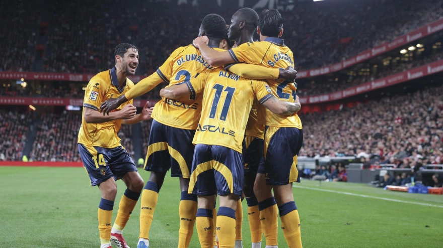 El jugador del Villarreal Sergi Cardona (d), celebra su gol contra el Athletic Club, durante el partido de la jornada 31 de LaLiga EA Sports entre el Athletic Club de Bilbao y el Villarreal CF, este domingo en el estadio de San Mamés.