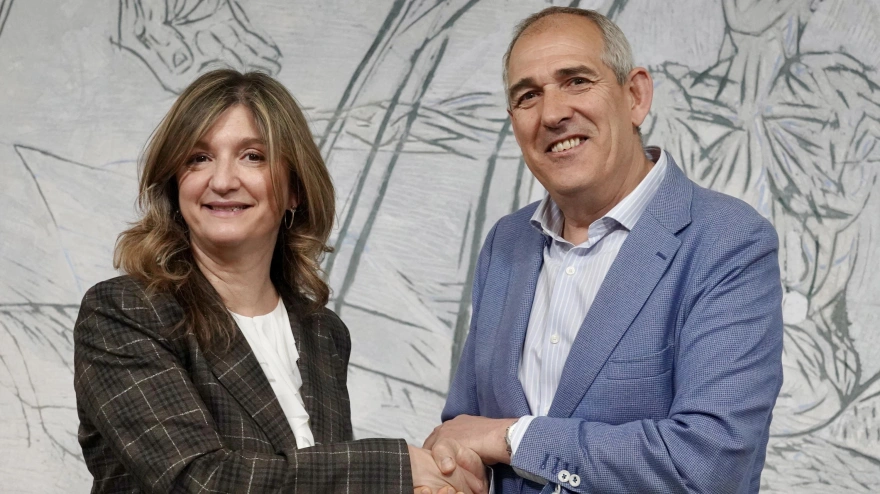 El presidente de Servicios Funerarios de León Serfunle, Vicente Canuria, y la rectora de la Universidad de León, Nuria González, firman un convenio de colaboración