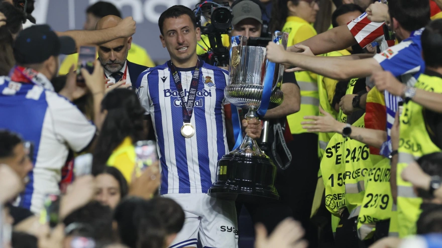 Mikel Oyarzabal baja del palco presidencial de La Cartuja tras recibir el trofeo de campeón de Copa.
