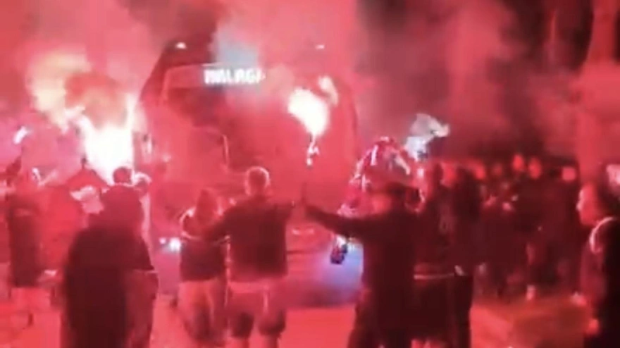 Enorme bengaleo anoche a la llegada del bus del Málaga a La Rosaleda.