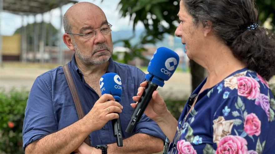 Auxiliadora López, profesora del Colegio Español y directora de la UNED en Malabo con Expósito