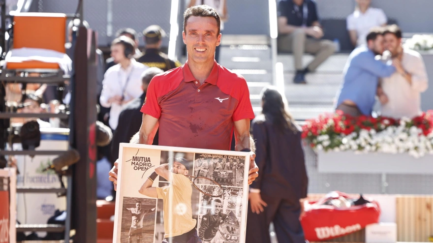 Roberto Bautista recibe un homenaje en su último partido profesional en Madrid.