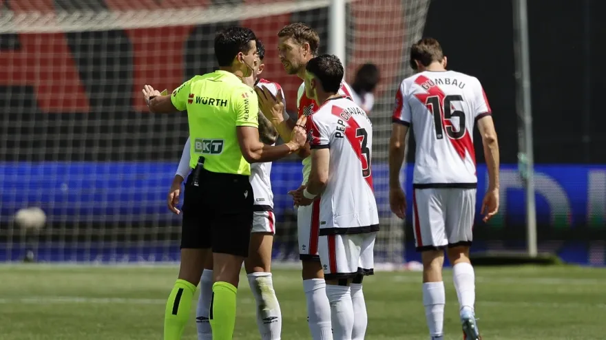 Los jugadores del Rayo hablan con el colegiado Guzmán Mansilla durante el partido ante la Real