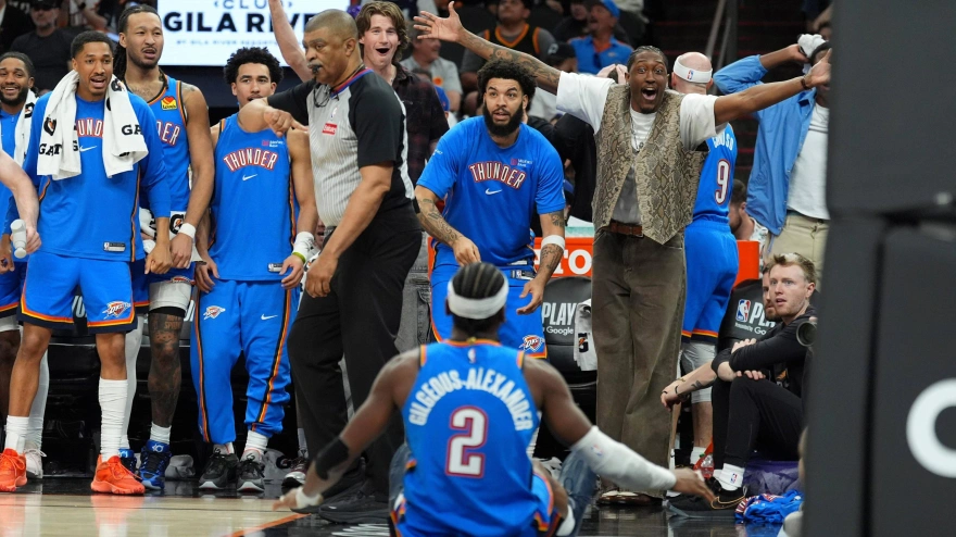 SGA celebrando una canasta con el banquillo de los OKC